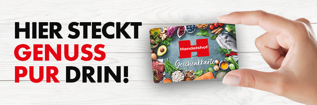 Eine Hand hält eine Handelshof-Geschenkkarte ins Bild, daneben der Spruch "Hier steckt Genuss pur drin!"