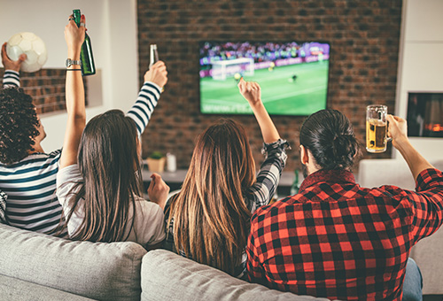 Zuschauer zuhause vor dem Fernseher bei der Fußball-Europameisterschaft 2024