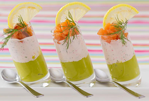 Drei Gläser mit Fisch-Mousse, dazu Lachstopping und eine Zitrone