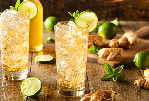 Zwei Gläser mit einem alkoholfreien Aperitif auf einem Holztisch