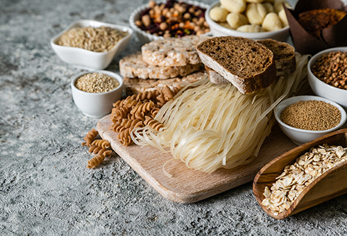 Glutenfreie Varianten von Nudeln und Brot auf einem Tisch