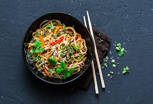 Pad Thai, ei thailändisches Gericht mit Reisnudeln und Tamarindensoße, auf einem Teller angerichtet