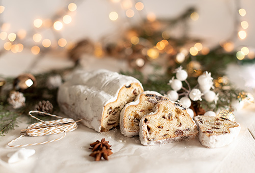 Angeschnittener Weihnachtsstollen auf einem weihnachtlich dekorierten Tisch