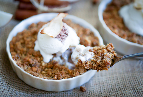 Apple Crumble mit Eis in einem kleinen Schälchen