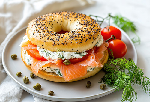 Bagel belegt mit Frischkäse und Lachs