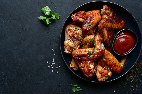 Chicken Wings mit Marinade auf Teller