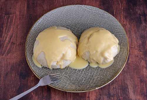 Dampfnudeln auf Teller angerichtet