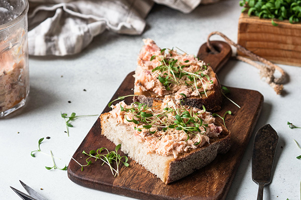 Räucherfisch-Mousse auf frischem Brot