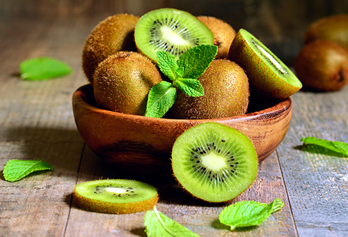 Kiwis in einer Holzschale