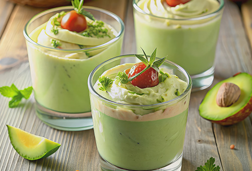 Avocado Mousse mit Tomaten