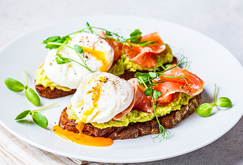 Knuspriges Brot mit pochiertem Ei und Schinken