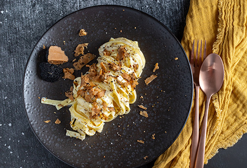 Tagliatelle Alfredo mit Trüffel versehen