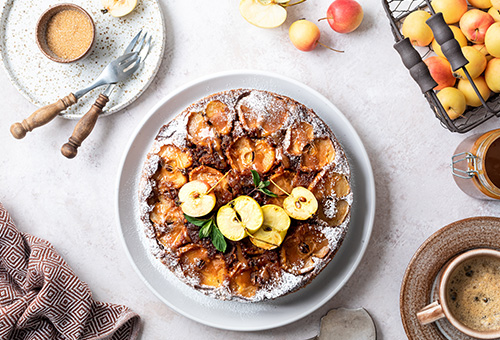 Tarte Tatin angerichtet auf Tisch