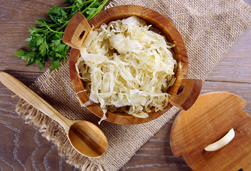 Sauerkraut in einer Holzschale